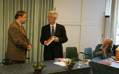 AMERSFOORT â€“ „Elke dag worden er in China zes kerken voor het eerst of opnieuw geopend.” De Britse Chinakenner dr. Tony Lambert (r.) ontvangt zijn in het Nederlands vertaalde boek ”China van Christus” van uitgever Paul Abspoel van Ark Boeken. Foto RD, A