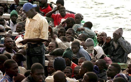 SANTA CRUZ â€“ Afrikaanse bootvluchtelingen wachten op toestemming om aan land te gaan in de haven van Santa Cruz op Tenerife. De Europese Unie heeft inmiddels de noodklok geluid over de massale toestroom van illegale immigranten op de Spaanse Canarische 