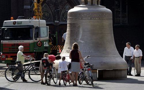 ASTEN - De grootste luidklok ter wereld is dit weekeinde te zien in Asten boven het Koningsplein. Foto ANP.