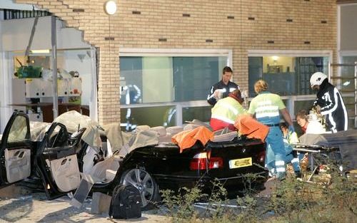 SCHEVENINGEN - Een beschonken automobilist ramde zaterdagmorgen de gevel van kinderdagverblijf Het Kompas in Scheveningen. De aanwezige kinderen en begeleiders bleven ongedeerd. Foto ANP.