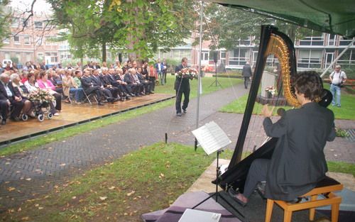 HAARLEM â€“ Een harpiste omlijst met haar spel de tiende en laatste herdenkingsbijeenkomst voor de slachtoffers van de Dakotaramp op 25 september 1996. Bij de vliegtuigcrash verloren alle 32 inzittenden het leven. Foto RD