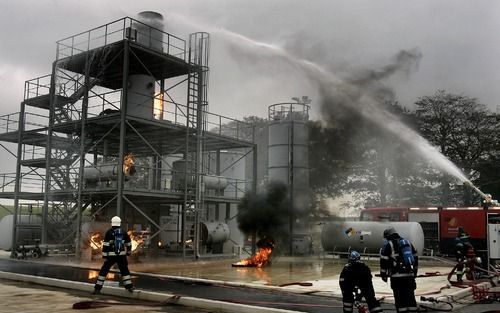 DORDRECHT â€“ Brandweerlieden proberen een brand te blussen bij een zogenaamde chemische fabriek op het maandag geopende oefencentrum in Dordrecht. Foto ANP