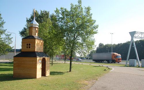 WILP â€“ Langs de A1 kunnen weggebruikers sinds vorige week even op adem komen in een houten kapelletje. Aartspriester Theodoor van der Voort van de Russisch orthodoxe parochie uit Deventer wijdde het minikerkje vorige week. Foto RD