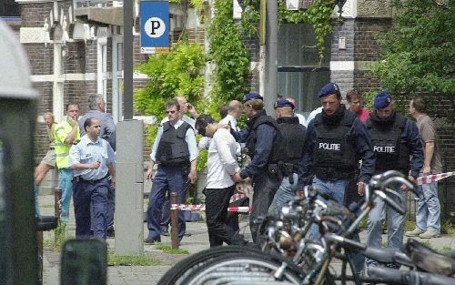 AMSTERDAM - De Amsterdamse politie heeft maandag de omgeving van de Burmanstraat in Amsterdam afgezet omdat een gewapende man een vrouw in gijzeling hield. Na twee uur wist de politie de man over te halen naar buiten te komen en kon hij gearresteerd worde