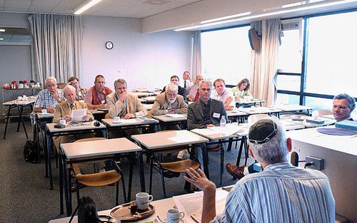 EDE â€“ Het Centrum voor IsraÃ«lstudies belegde maandag in Ede een studiedag over het thema verzoening, belicht vanuit de joodse traditie. Sprekers waren de joodse theoloog dr. M. van Loopik (vooraan op de foto) en drs. C. J. Rodenburg, IsraÃ«lconsulent n