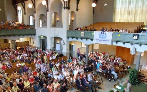 KAMPEN â€“ In Kampen had woensdag de jaarlijkse Schooldag van de Theologische Universiteit van de Gereformeerde Kerken vrijgemaakt plaats. Voor het eerst was er een speciaal programma voor 30 tot 50 jarigen, in de Nieuwe Kerk. Foto RD, Geerten Sterk