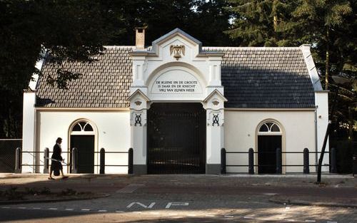 ZEIST â€“ Het poortgebouw van de Oude Algemene Begraafplaats in Zeist herbergt na restauratie een ontvangsthal en een expositieruimte. Het monumentale gebouw is vrijdag officieel geopend. Zaterdag kan het publiek een kijkje nemen. Foto Erik Kottier