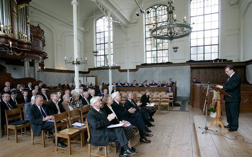 LEIDEN â€“ In de Lokhorstkerk te Leiden gaf dr. W. Verboom vrijdag zijn afscheidscollege ”Een voet te hoog? Catechese en kennis in de twintigste eeuw”. Dr. Verboom nam vanwege het bereiken van de pensioengerechtigde leeftijd afscheid als bijzonder hoogler