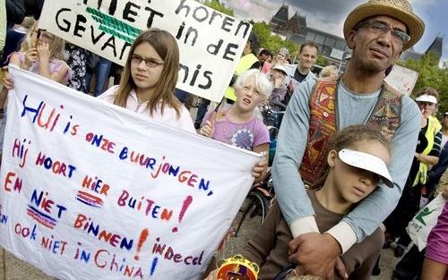 AMSTERDAM - Kinderen horen niet in de gevangenis, betogen de demonstranten in Amsterdam. Foto ANP