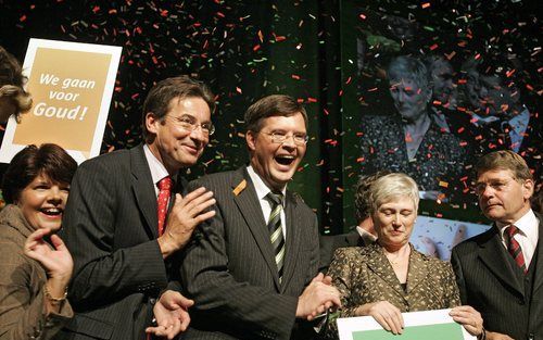 AMSTERDAM - CDA-lijstttrekker Balkenende (m.) viert de presentatie van de kandidatenlijst voor de verkiezingen met v.l.n.r. CDA-voorzitter Van Bijsterveldt, CDAâ€“fractievoorzitter Verhagen, minister Van der Hoeven en ex-minister Donner zaterdagmiddag tij