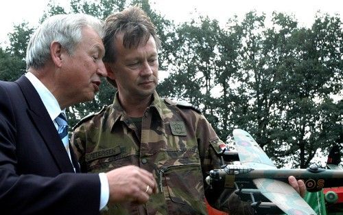 WIERDEN â€“ Burgemeester Kobes (l.) van Wierden en bergingsofficier Paul Peters van de Koninklijke Luchtmacht bekijken een model van een Lancasterbommenwerper. In Zuna, bij Wierden, begon maandag de berging van een soortgelijk toestel dat daar in 1944 nee