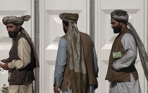 KABUL - Afghaanse deelnemers pauzeerden maandag tijdens de rumoerige zitting van de loya jirga in de Afghaanse hoofdstad Kabul. Het was de laatste sessie van de voltallige bijeenkomst van de loya jirga. - Foto EPA