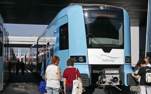 HILVERSUM â€“ Op de Valleilijn tussen de stations Amersfoort en Ede Wageningen rijden met ingang van 10 december treinen van ”multimodale personenvervoerder” Connexxion. Ergens in het eerste jaar van de op deze lijn nieuwe spoorwegmaatschappij zal nieuw m