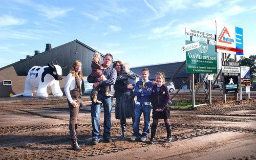 HARSKAMP â€“ De kalverhouderij van Heinie (38) en Marian (37) Bouw is het eerste bedrijf dat is verplaatst in het kader van het Reconstructieplan Gelderse Vallei/Utrecht Oost. Hun kinderen (v.l.n.r.) Sanne (13), Esther (3), Gert Jan (1), Evert (11) en Jan