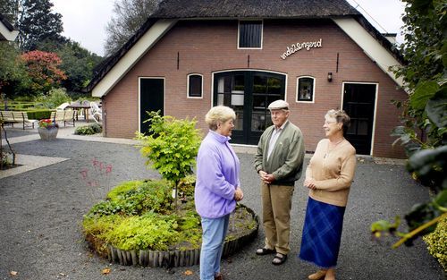 WAPENVELD â€“ Het echtpaar De Vries richtte 25 jaar geleden samen met groepsverpleegkundige Martie Stoit (links) de therapieboerderij In de Wingerd op. „Jozua en Kaleb kwamen uit de woestijn en waren op weg naar het beloofde land. Ook hier komen mensen om