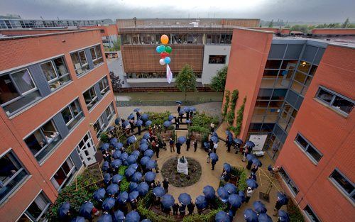 GORINCHEM â€“ Oud bestuurslid A. Gideonse opende vrijdag de nieuwbouw van de Gomarus Scholengemeenschap in Gorinchem. Hij knipte een lint door waardoor enkele ballonnen het luchtruim kozen en een beeldje in de binnentuin werd onthuld. De nieuwe praktijkvl