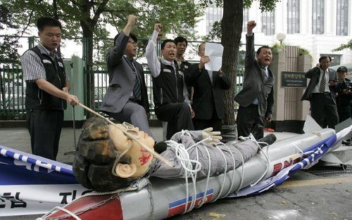 SEOUL - Demonstranten verbranden een pop die de Noord-Koreaanse leider Kim Jong Il moet voorstellen. De protesten zijn gericht tegen de nucleaire test van Noord-Korea. Foto EPA