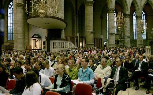 ROTTERDAM â€“ De Jeugdbond Gereformeerde Gemeenten vierde zaterdag in Rotterdam zijn 75-jarig bestaan. ’s Middags was er een herdenkingsbijeenkomst in het Wartburg College, ’s avonds in de Laurenskerk. Foto Rob Kamminga