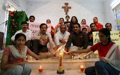 LAHORE â€“ Een groep Pakistaanse christenen was zondag in Lahore bijeen om de slachtoffers te herdenken van de aardbeving die een jaar geleden in Pakistan en India aan in totaal meer dan 80.000 mensen het leven kostte. Foto EPA