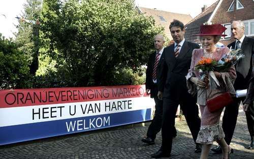 MARKELO â€“ Koningin Beatrix arriveert samen met minister Remkes (r.) en M. Zonnevylle, voorzitter van de Bond van Oranjeverenigingen, in Markelo. De koningin woonde zaterdag een congres van de Bond van Oranjeverenigingen bij met als thema ”De Oranjes in 