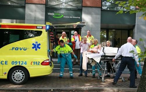 ZEIST - Een slachtoffer van een steekpartij in het gebouw van de sociale dienst in het centrum van Zeist wordt maandagmiddag op een brancard weggevoerd. Twee van de drie slachtoffers zijn zwaargewond. Alle drie zijn naar het ziekenhuis gebracht. De vermoe