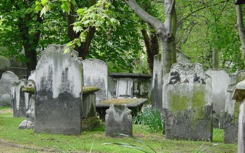 LONDEN â€“ De beroemde begraafplaats Bunhill Fields in Londen ligt er vervallen bij. „Goed beschouwd is er een halve eeuw lang weinig onderhoud aan gepleegd.” Er is een plan ontwikkeld om het kerkhof, waar onder anderen John Bunyan, John Owen en Isaac Wat