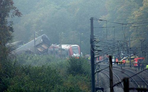 METZ - Reddingswerkers bij de treinwrakken vlak bij de Luxemburgse grens. Foto EPA