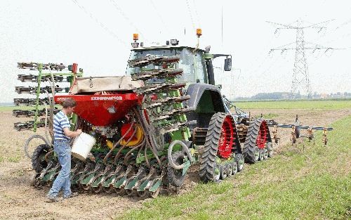 LANGEWEG - Satellietnavigatie leidt landbouwmachines kaarsrecht over de akkers. Akkerbouwer Jaap Korteweg uit Langeweg is al jaren bezig uit te zoeken hoe hij zijn machines met behulp van elektronische signalering over het land kan laten rijden. - Foto Ro