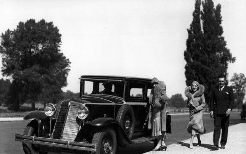 Dat waren nog eens tijden: in 1930, met Ã©Ã©n auto per 118 inwoners, waren er nog geen drukte en parkeerproblemen. De automobilist ging met een brede glimlach door het leven. Foto Renault