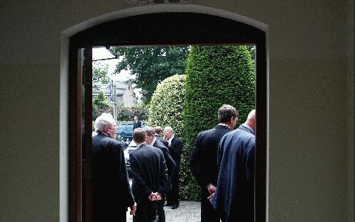 BARNEVELD - In Barneveld is woensdag de jaarlijkse synode van de Gereformeerde Gemeenten in Nederland gehouden. De synode sprak zich onder meer uit over wat zij onder het huwelijk verstaat. - Foto RD, Henk Visscher