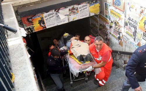 ROME - Een gewonde wordt afgevoerd door reddingswerkers uit het metrostation. Foto EPA