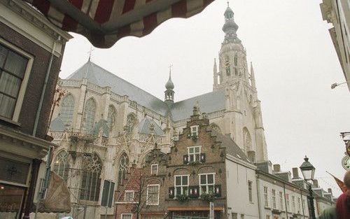 BREDA â€“ In de Niervaartkapel van de Grote Kerk in Breda zijn drie vitrines ingericht met objecten die in 1566, met de beeldenstorm, verdwenen waren. De ”Kerkschat” openbaart geloof Ã©n bijgeloof. De kijker mag kiezen. Foto RD, Henk Visscher