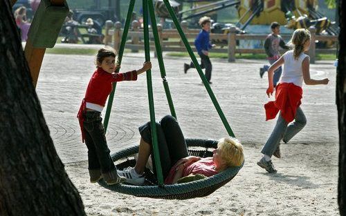 Jaarlijks komen 7200 kinderen bij de afdeling spoedeisende hulp terecht na een ongeluk in een speeltuin. Foto RD