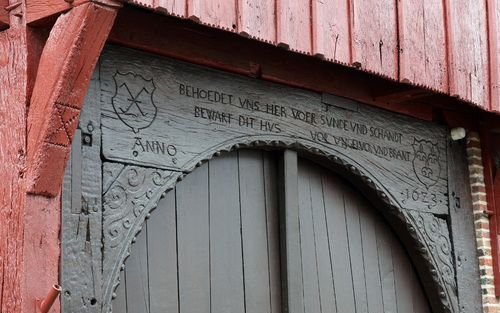 Spreuk op een voormalige stadsboerderij in Groenlo uit 1623: ”Behoedet uns Her voer sunde und schandt / bewart dit hus vor ungeluck und brant”. Foto Jan van den Brink