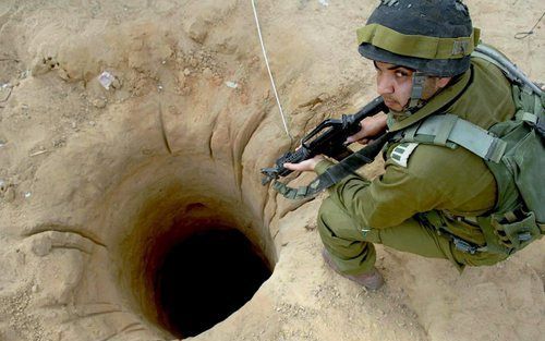 JERUZALEM â€“ Het IsraÃ«lische ministerie van Defensie heeft donderdag deze foto vrijgegeven waarop de opening van een tunnel is te zien die leidt van de Gazastrook naar Egypte. Palestijnen gebruiken deze tunnels voor het smokkelen van wapens. Foto EPA