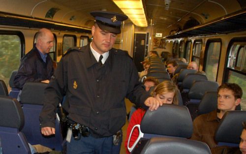 De spoorwegpolitie probeert met een gerichte surveillances de overlast in treinen terug te dringen. Agent De Vries van de spoorwegpolitie nam donderdagavond het traject Gronin gen Nieuweschans voor zijn rekening. Met de actie Blue Train moet de overlast o