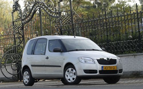 De nieuwe Skoda Roomster is een bijzondere verschijning, met elementen van een ruimtewagen en een bestelauto. Het compacte model heeft precies de lengte van een middenklasser. Foto’s Tony Vos