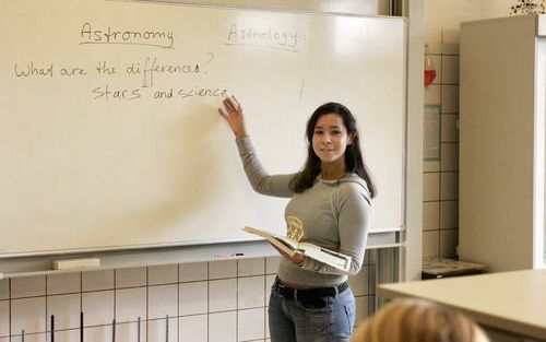 „Terwijl leerlingen allerlei cijfertjes en tabelletjes voorgeschoteld krijgen, wordt hun nooit bijgebracht hoe zij die opgedane kennis goed kunnen overbrengen. Deze verstoorde balans tussen inhoud en vorm beÃ¯nvloedt op een negatieve manier onze concurren