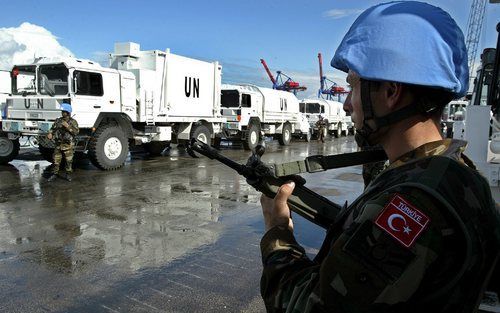 BEIROET â€“ Enkele honderden Turkse soldaten en technici arriveerden vrijdag in de haven van de Libanese hoofdstad Beiroet. Turkije is het enige moslimland dat bijdraagt aan de VN vredesmacht in Libanon. In Turkije leidde dit bij sommige parlementsleden t