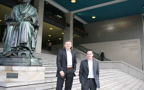 ROTTERDAM â€“ Vanuit een kantoor in het World Trade Center in Rotterdam besteedt Budgetboekers de boekhouding van mkb bedrijven en administratiekantoren uit naar Zuid Afrika. „Wij brengen twee werelddelen bij elkaar”, aldus Tim Paymans (r.). Naast hem med