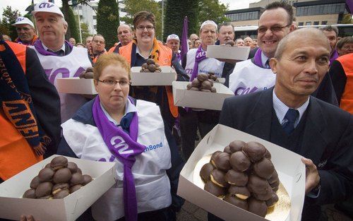 HILVERSUM â€“ Met Bossche bollen op de arm zijn stakende buschauffeurs van de Brabantse BBA op weg naar het hoofdkantoor van Connexxion in Hilversum. De chauffeurs eisten maandag van de directie van het vervoersbedrijf opheldering over haar opstelling in 