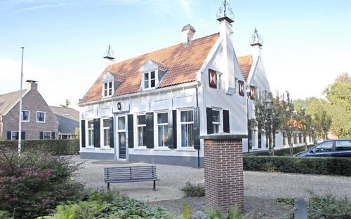 RENSWOUDE â€“ Het gemeentehuis van Renswoude, een van de vijf kleinste gemeentes van Nederland. Het dorp verzet zich tegen een fusie met buurgemeentes Scherpenzeel en Woudenberg. Minister Remkes heeft plannen om kleine gemeentes als Renswoude te dwingen t