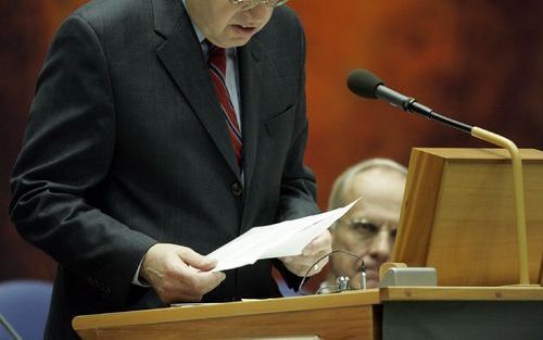 DEN HAAG - Minister Hirsch Ballin (l) en Winsemius woensdag in de Tweede Kamer tijdens het debat over de Schipholbrand. Foto ANP