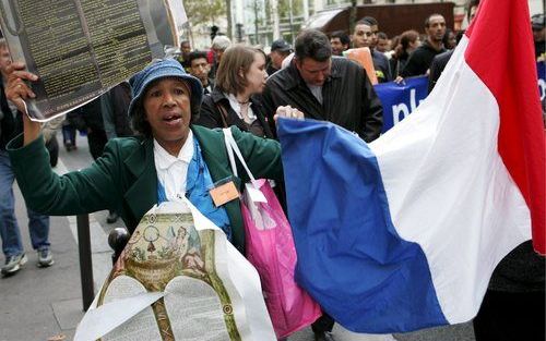 PARIJS â€“ Inwoners van een van de voorsteden van Parijs demonstreerden woensdag in de Franse hoofdstad voor verbetering van hun leefomstandigheden. De vrees bestaat dat de hevige rellen van vorig jaar in de banlieues zich zullen herhalen, na enkele incid