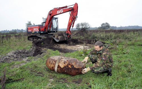 ODILIAPEEL - Vlakbij de vliegbasis Volkel is zaterdagochtend een vliegtuigbom gevonden. De bom, een duizendponder, werd onschadelijk gemaakt. Aanvankelijk zou het explosief op de vliegbasis tot ontploffing gebracht worden. Omdat de politie echter niet de 