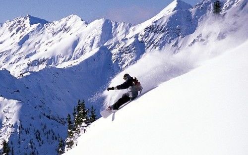 De Rocky Mountains in Canada staan bekend om de fijne poedersneeuw. Die levert tijdens het skiÃ«n of snowboarden spectaculaire plaatjes op. Foto Kicking Horse Mountain Resort