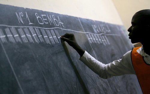 KINSHASA â€“ In Congo zijn de kiesgerechtigde inwoners zondag naar de stembus geweest. De bevolking had in deze tweede ronde de keuze tussen zittende president Joseph Kabila en zijn uitdager Jean Pierre Bemba. Vanochtend is begonnen met het tellen van de 