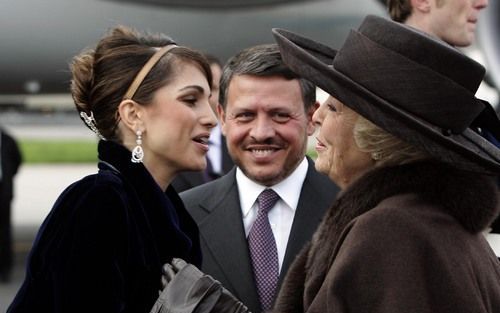 AMSTERDAM - Koningin Rania begroet koningin Beatrix op Schiphol. Foto ANP