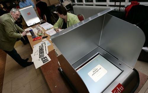 AMSTERDAM - De afgekeurde SDU-stemcomputer. De gemeenten die maandag plotseling werden geconfronteerd met het bericht dat hun stemmachines zijn afgekeurd, bekijken momenteel de alternatieven. Voor Amsterdam was het meteen duidelijk. De hoofdstad haalt de 