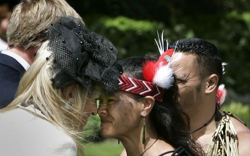 WELLINGTON - Prinses Maxima maakt dinsdag een neuszoen (hongi) met een Maori-krijgster tijdens een welkomstceremonie in Wellington. Kroonprins Willem Alexander en prinses Maxima zijn begonnen aan een vijfdaags officieel bezoek aan Nieuw-Zeeland. Het progr